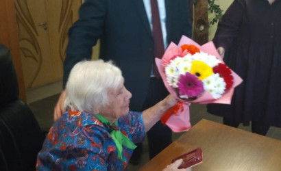 Фотогалерея — Вручение медали к 80 летию Победы Главой Калининского м.о. Румянцевой С.А. проживающей Соколовой З.И. — фото