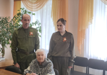 Поздравления и подарки от Администрации Калининского м.о. для узника ГЕТТО Соколовой Зои Ивановны в преддверии 80-летия Великой Победы.