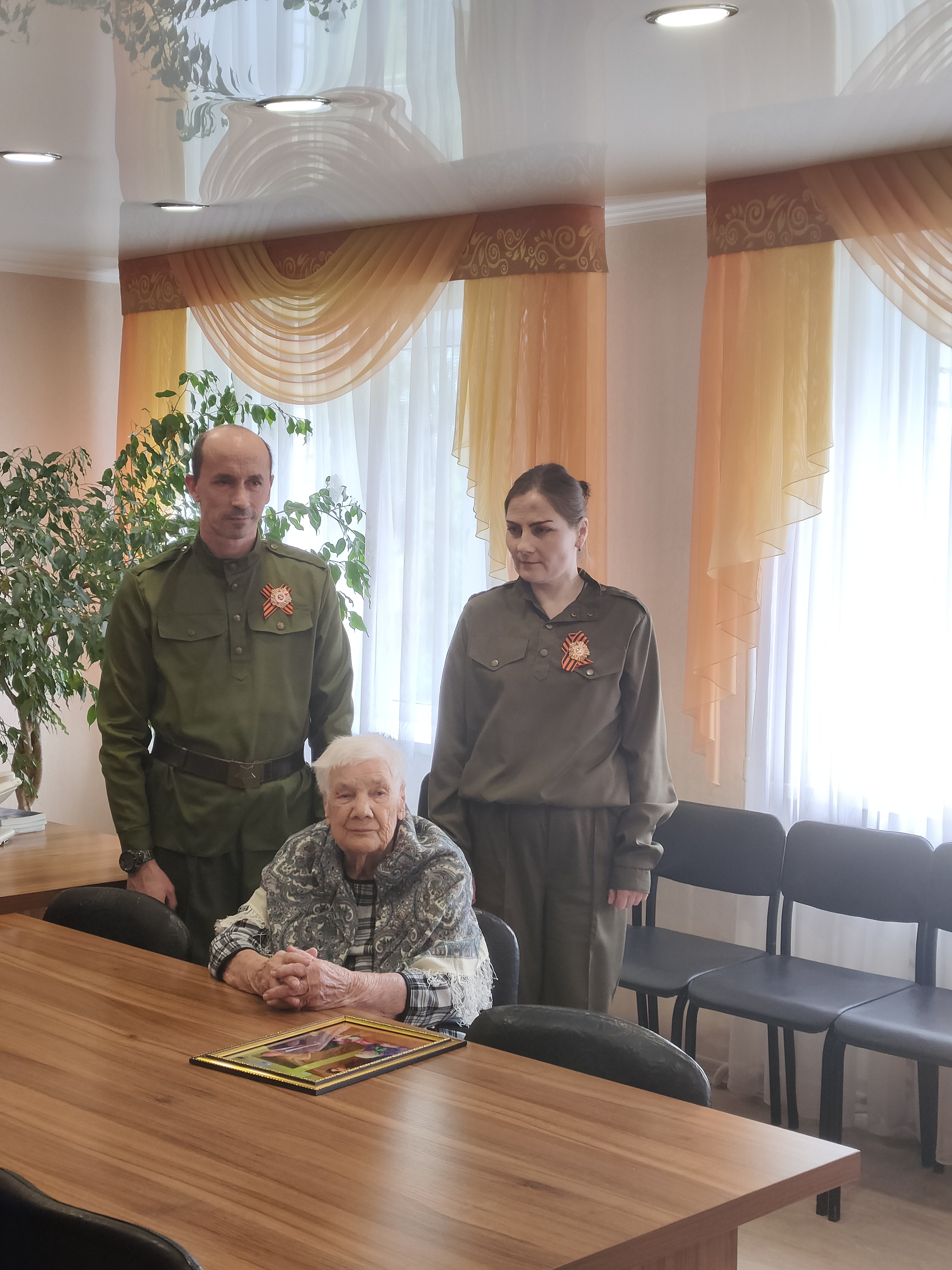 Поздравления и подарки от Аминистрации Калининского м.о. для узника ГЕТТО Соколовой Зои Ивановны в преддверии 80-летия Великой Победы.
itemprop=