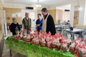 Новости — Освящение куличей отцом Сергием. — фото