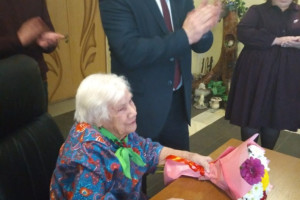 Новости — Вручение медали к 80 летию Победы Главой Калининского м.о. Румянцевой С.А. проживающей Соколовой З.И. — фото