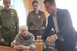 Новости — Поздравления и подарки от Администрации Калининского м.о. для узника ГЕТТО Соколовой Зои Ивановны в преддверии 80-летия Великой Победы — фото