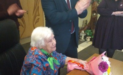 Вручение медали к 80 летию Победы Главой Калининского м.о. Румянцевой С.А. проживающей Соколовой З.И. — фото-626_2